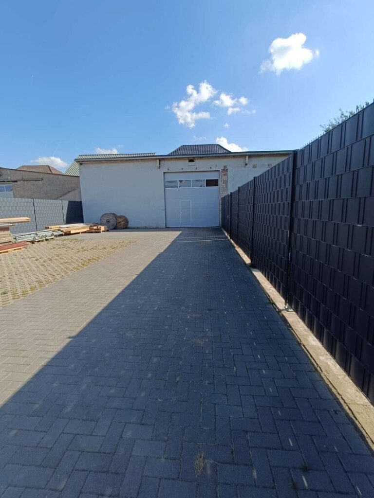Parkplatz und Einfahrt Lagerhalle