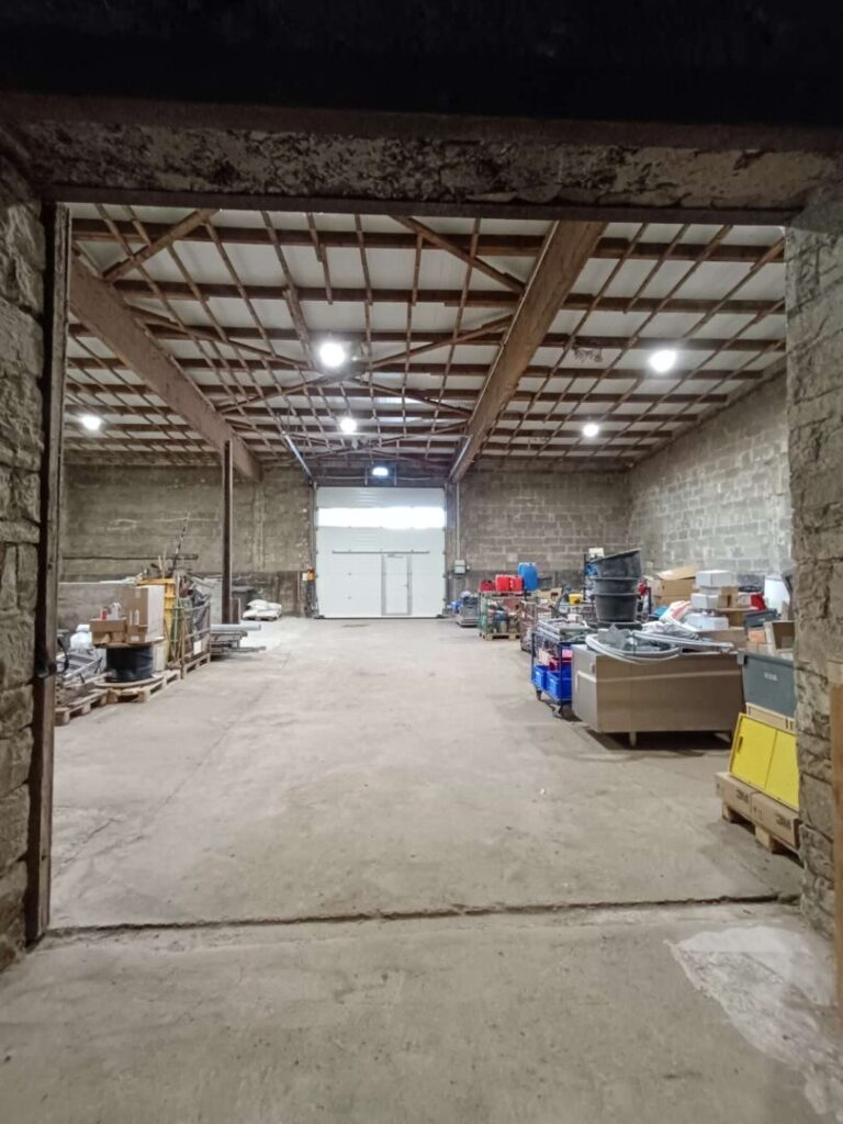 Blick von Scheune in Lagerhalle